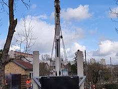 Mise en place des caissons flottants de la passerelle franchissant le ru de l'Almont à Melun - Agrandir l'image (fenêtre modale)