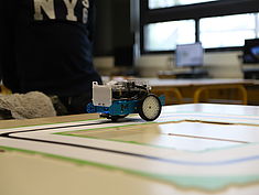 Atelier Robotique au collège Elsa Triolet à Le Mée-sur-Seine, dans le cadre de la Cité éducative Melun Val de Seine et en lien avec le Bus de la Réussite Éducative. - Agrandir l'image (fenêtre modale)