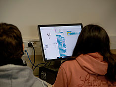 Atelier Robotique au collège Elsa Triolet à Le Mée-sur-Seine, dans le cadre de la Cité éducative Melun Val de Seine et en lien avec le Bus de la Réussite Éducative. - Agrandir l'image (fenêtre modale)