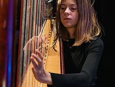 Harpiste au Concert de l'Orchestre Melun Val de Seine au Mas le 18 décembre 2022 - Agrandir l'image (fenêtre modale)