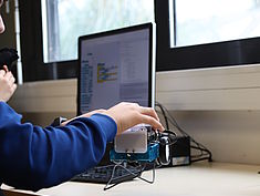 Atelier Robotique au collège Elsa Triolet à Le Mée-sur-Seine, dans le cadre de la Cité éducative Melun Val de Seine et en lien avec le Bus de la Réussite Éducative. - Agrandir l'image (fenêtre modale)