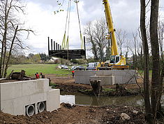 Levage et mise en place de la passerelle franchissant le ru de l'Ancoeuil à Maincy - Agrandir l'image (fenêtre modale)