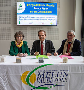 Signature, le 1er décembre 2022, de la convention SARE entre le Département de Seine-et-Marne, l'Agglomération Melun Val de Seine et le Parc naturel régional du Gâtinais Français.