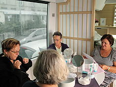 Le bus-salon de la fondation L'Oréal - Agrandir l'image (fenêtre modale)