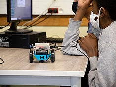 Atelier Robotique au collège Les Capucins de Melun, dans le cadre de la Cité éducative Melun Val de Seine et en lien avec le Bus de la Réussite Éducative. - Agrandir l'image (fenêtre modale)