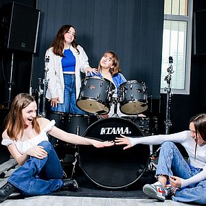 Photo Concert inter-lycées 2024 représentant 4 jeunes filles autour d'instruments à Le Mée-sur-Seine
