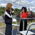 Photo de Yasmina Benbekaï interviewant Tessae au Festival Les Amplifiés 2022 - Agrandir l'image (fenêtre modale)