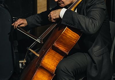 Violoncelliste répétant Dans les coulisses du Concert de l'Orchestre Melun Val de Seine au Mas le 18 décembre 2022