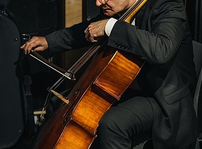 Violoncelliste répétant Dans les coulisses du Concert de l'Orchestre Melun Val de Seine au Mas le 18 décembre 2022