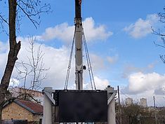 Mise en place des caissons flottants de la passerelle franchissant le ru de l'Almont à Melun - Agrandir l'image (fenêtre modale)