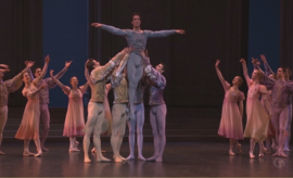 Le Lac des cygnes, Rudolf Noureev. D’après Marius Petipa et Lev Inanov. Ballet en quatre actes. Version créée pour le ballet de l’Opéra national de Paris en 1984. Avec les Etoiles, les premiers Danseurs et le Corps de Ballet. Musique de Piotr Ilyitch Tchaikovski. Direction musicale de Vello Pähn Orchestre de l’Opéra national de Paris. Réalisation : François Roussillon et Associés – 2016 