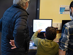 Atelier Robotique au collège Les Capucins de Melun, dans le cadre de la Cité éducative Melun Val de Seine et en lien avec le Bus de la Réussite Éducative. - Agrandir l'image (fenêtre modale)