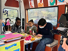 Retour en images sur des ateliers "Contes et Marionnettes" pour des enfants de maternelle accompagnés par le PRE. 2 ateliers à Dammarie Lès Lys, 2 à Melun et 2 au Mée sur Seine. Certains parents ont pris part aux ateliers avec au maximum 3 enfants. Vacances du PRE. - Agrandir l'image (fenêtre modale)