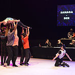 Photo de la 5e édition de Dans'hybrid sur laquelle on voit un groupe de danseur en train de porter une danseuse - Agrandir l'image (fenêtre modale)