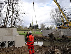 Levage et mise en place de la passerelle franchissant le ru de l'Ancoeuil à Maincy - Agrandir l'image (fenêtre modale)