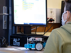 Atelier Robotique au collège Les Capucins de Melun, dans le cadre de la Cité éducative Melun Val de Seine et en lien avec le Bus de la Réussite Éducative. - Agrandir l'image (fenêtre modale)