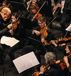 Jean-Michel Despin et les violonistes au Concert de l'Orchestre Melun Val de Seine au Mas le 18 décembre 2022