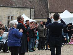 foule qui applaudit, le président de l'agglomération est présent sur la photo - Agrandir l'image (fenêtre modale)