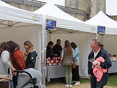 foule devant les stands de producteurs locaux - Agrandir l'image (fenêtre modale)