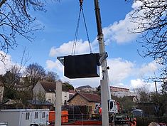 Mise en place des caissons flottants de la passerelle franchissant le ru de l'Almont à Melun - Agrandir l'image (fenêtre modale)