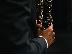 Gros plan sur des mains tenant une clarinette dans les coulisses du Concert de l'Orchestre Melun Val de Seine au Mas le 18 décembre 2022 - Agrandir l'image (fenêtre modale)