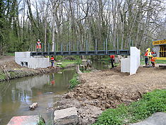 Levage et mise en place de la passerelle franchissant le ru de l'Ancoeuil à Maincy - Agrandir l'image (fenêtre modale)