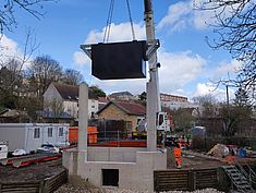 Mise en place des caissons flottants de la passerelle franchissant le ru de l'Almont à Melun - Agrandir l'image (fenêtre modale)