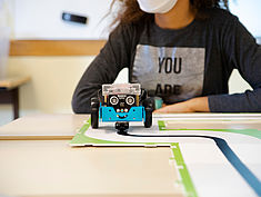 Atelier Robotique au collège Les Capucins de Melun, dans le cadre de la Cité éducative Melun Val de Seine et en lien avec le Bus de la Réussite Éducative. - Agrandir l'image (fenêtre modale)