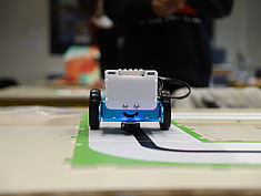 Atelier Robotique au collège Elsa Triolet à Le Mée-sur-Seine, dans le cadre de la Cité éducative Melun Val de Seine et en lien avec le Bus de la Réussite Éducative. - Agrandir l'image (fenêtre modale)