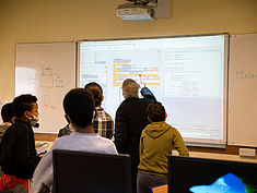 Atelier Robotique au collège Les Capucins de Melun, dans le cadre de la Cité éducative Melun Val de Seine et en lien avec le Bus de la Réussite Éducative. - Agrandir l'image (fenêtre modale)