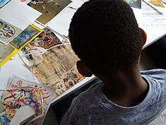 Atelier collage, dans le cadre du Festival de l'amour de la Médiathèque Astrolabe, en partenariat avec la Micro-Folie. - Agrandir l'image (fenêtre modale)