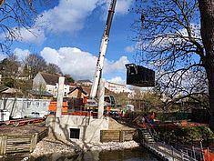 Mise en place des caissons flottants de la passerelle franchissant le ru de l'Almont à Melun - Agrandir l'image (fenêtre modale)